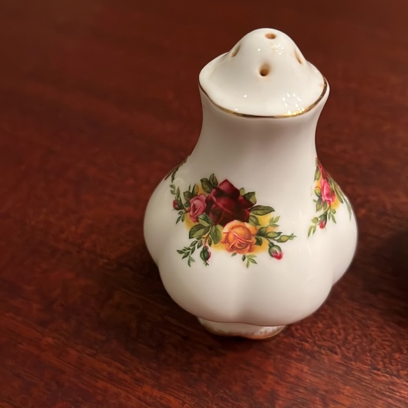Royal Albert Country Rose Salt and Pepper Set - Picture 6 of 6